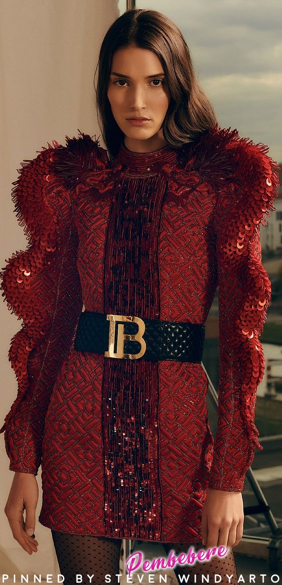 The complete Balmain Pre-Fall 2019 fashion show now on Vogue Runway.